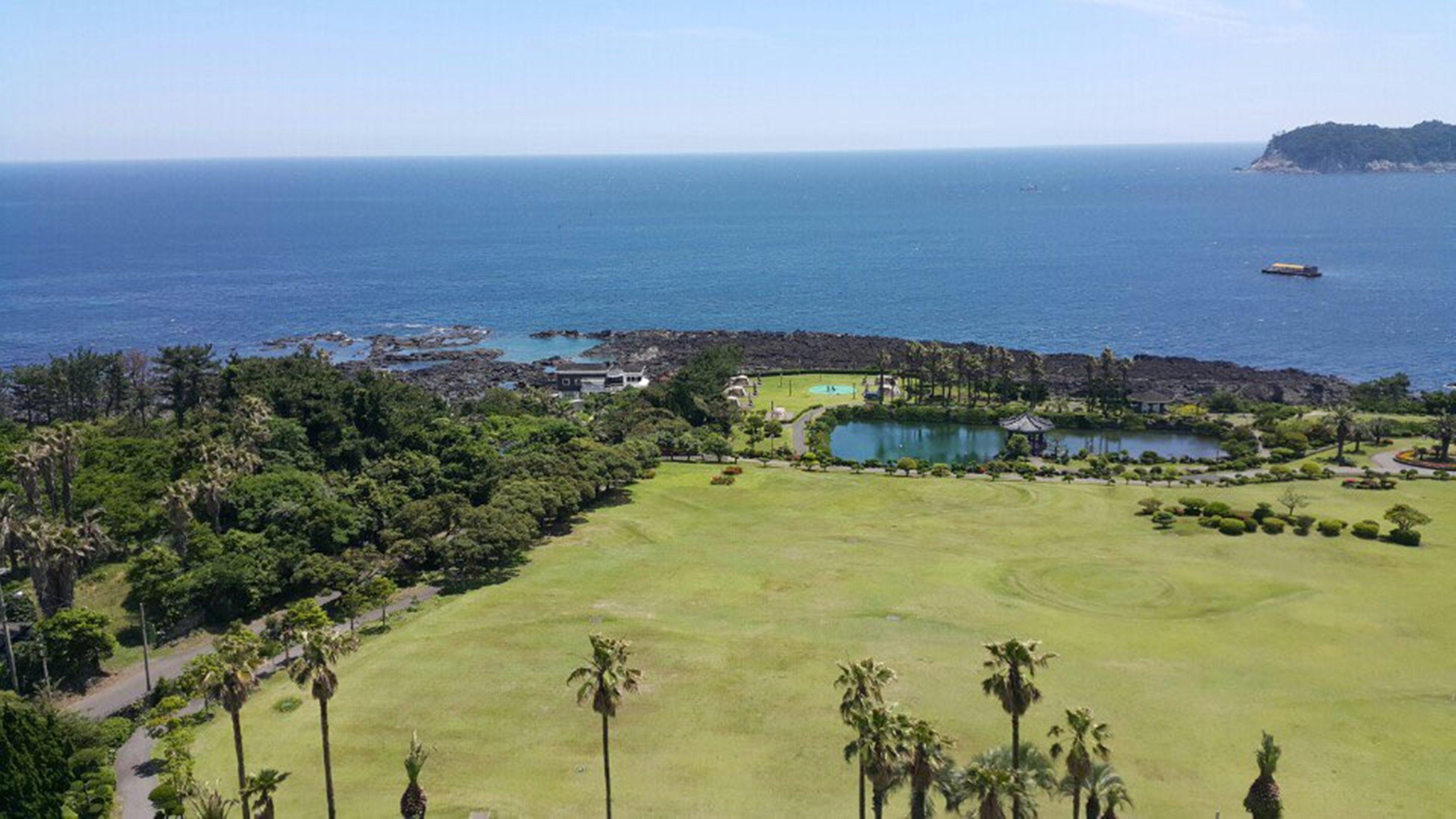 Seogwipo Kal Hotel Exterior foto View of the golf course