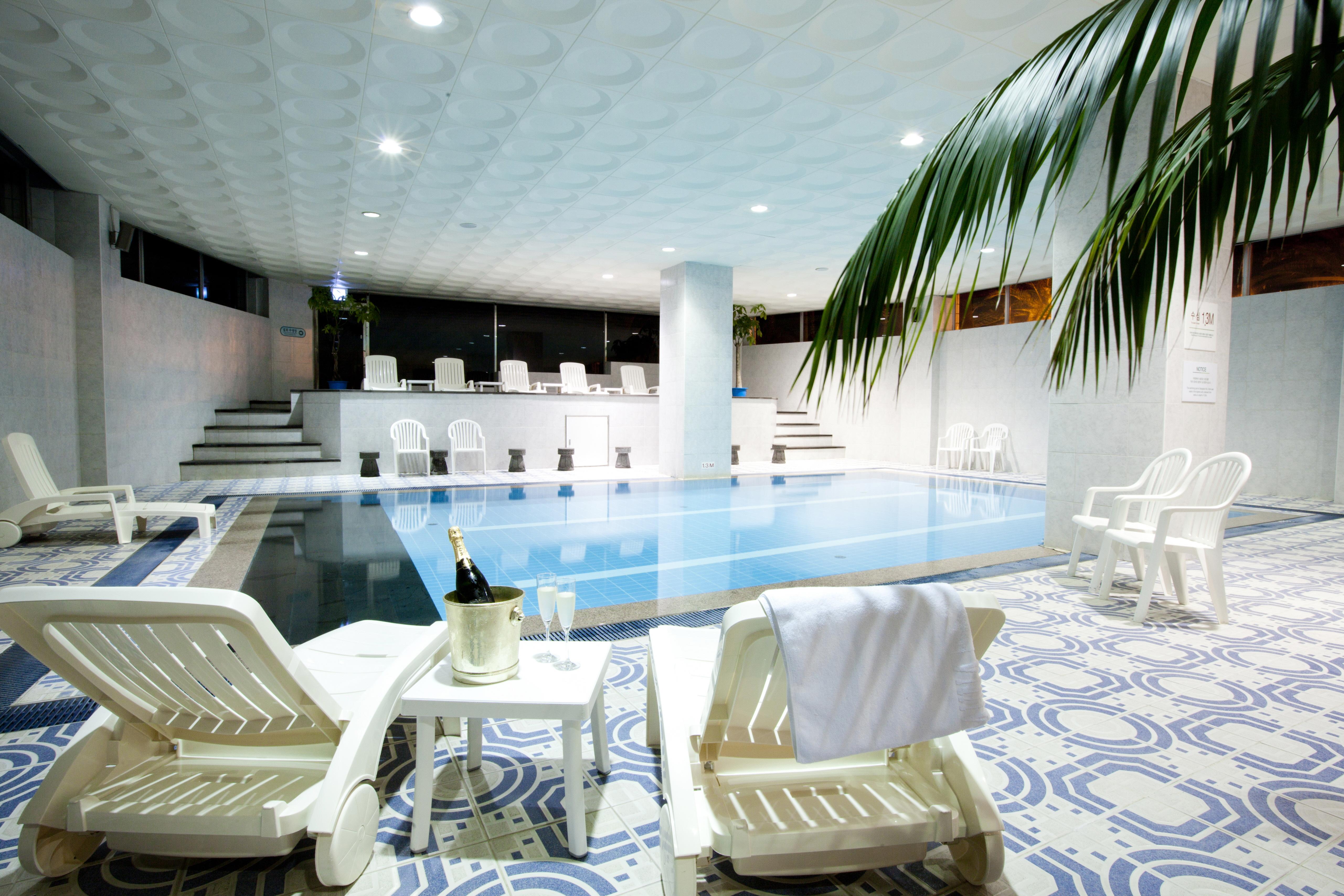 Seogwipo Kal Hotel Exterior foto The swimming pool at the hotel